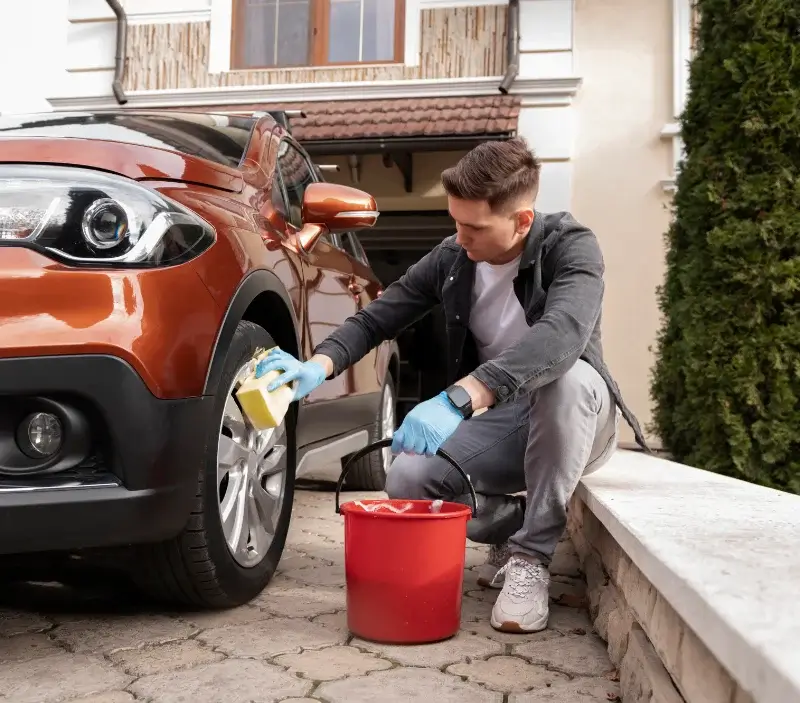 Lavage auto à domicile Plomion : professionnel intervenant sur un véhicule